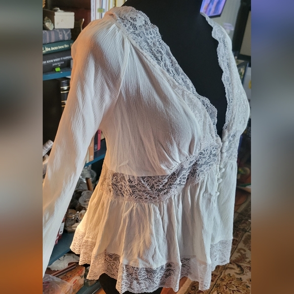 Elegant Lace Trim White Blouse - Picture 3 of 6